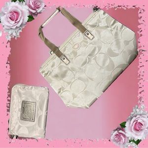 NWOT Coach Getaway Signature Weekender Medium Tote bag with Pouch.  F77322